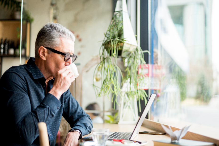 Idoso homem negocios comendo cafe resized